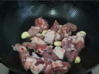 3、高升排骨,倒入排骨煸炒至表面焦黄色