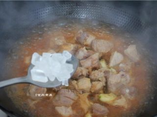 5、高升排骨,加入冰糖炒匀