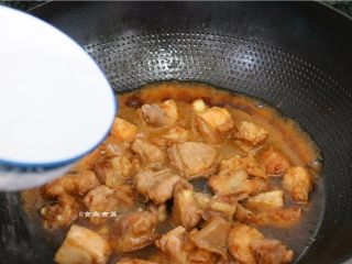 6、高升排骨,倒入2碗左右清水