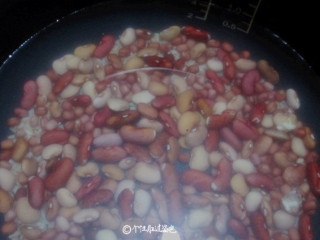 2、补血红豆粥,加入5碗清水