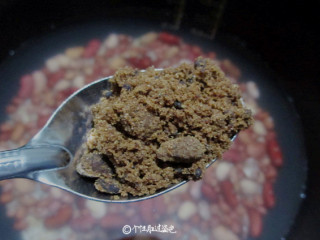 3、补血红豆粥,加入2勺红糖