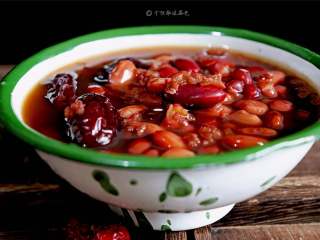 5、补血红豆粥,煮至豆子酥烂，可以喝到粥中沙沙的口感就可以了