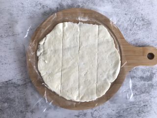 2、手抓饼版香肠可颂,将手抓饼切成四条