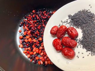 5、补血养颜粥,把红枣清洗一下，和黑芝麻一起倒入锅里。
