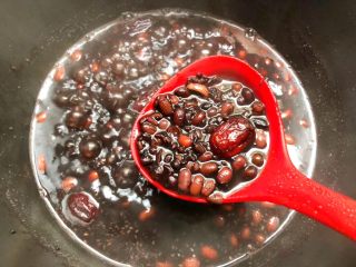 8、补血养颜粥,熬到这样即可关火，美味的补血粥做好了，常喝补血养颜，女人一定要多喝。