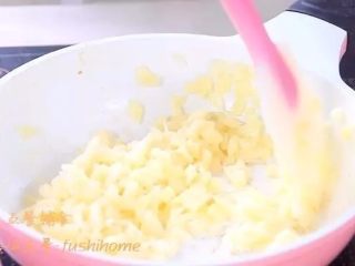 4、藜麦牛肉莲藕羹,再倒少许橄榄油煸炒莲藕。