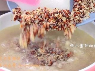 6、藜麦牛肉莲藕羹,倒入牛肉丁和事先煮熟的藜麦。