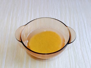 2、苹果小米粥,首先将小米淘干净，冷水泡30分钟，