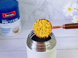 5、苹果小米粥,把泡好的米放入闷烧杯中。