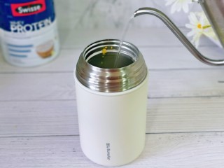 6、苹果小米粥,再次注入100度沸水。(一定要沸水哈)