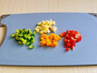 9、苹果小米粥,时间快到时再切水果哈，避免氧化，水果可以任意搭配，自己喜欢的都可以。