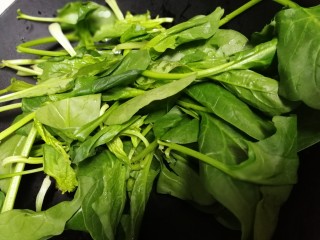 1、菠菜鸡蛋汤,菠菜摘去根，清水洗净。