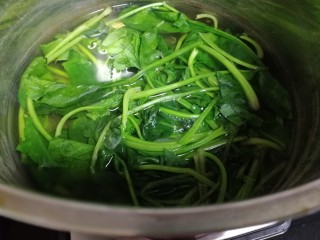 2、菠菜鸡蛋汤,水开放入菠菜焯至水再次开起，去草酸。