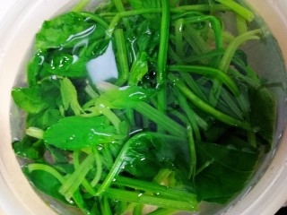 3、菠菜鸡蛋汤,捞出过凉水。