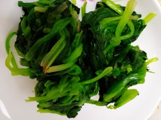 4、菠菜鸡蛋汤,攥干。
