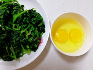 5、菠菜鸡蛋汤,把成团的菠菜切两刀，打两个鸡蛋。