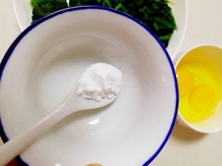 6、菠菜鸡蛋汤,准备一小勺土豆淀粉，加清水调成水淀粉。