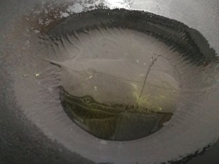 7、菠菜鸡蛋汤,热锅烧油。