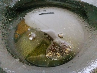 8、菠菜鸡蛋汤,油7成热，关火。倒入1勺海鲜酱油。