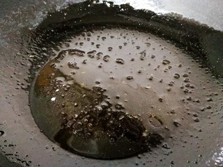 9、菠菜鸡蛋汤,转动炒锅，让酱油和油完全接触，烹出香味。