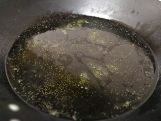 10、菠菜鸡蛋汤,倒入适量开水。