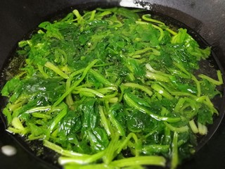 11、菠菜鸡蛋汤,开火，下入菠菜文火至汤汁再次开起。