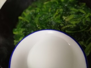 12、菠菜鸡蛋汤,均匀倒入水淀粉，文火把汤烧开。
