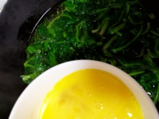 13、菠菜鸡蛋汤,最小火，均匀倒入打散的蛋液。