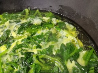 14、菠菜鸡蛋汤,最小火待蛋液凝固。