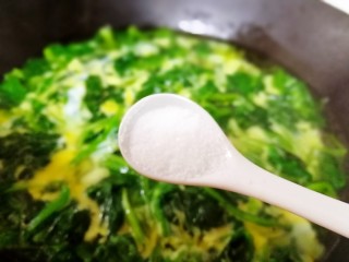 15、菠菜鸡蛋汤,撒1勺盐。