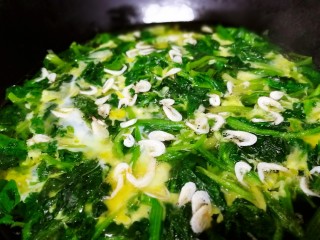 17、菠菜鸡蛋汤,撒上一小把虾皮，小火煮半分钟即可。