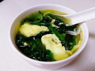 18、菠菜鸡蛋汤,汤鲜蛋嫩。