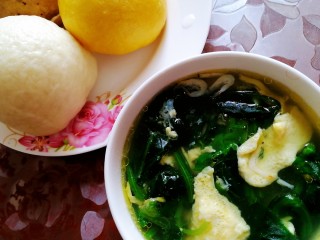19、菠菜鸡蛋汤,早餐好搭档。