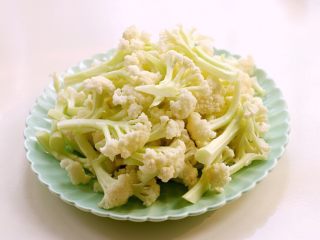 3、干锅菜花,菜花浸泡后用清水冲洗干净，分开成小朵。