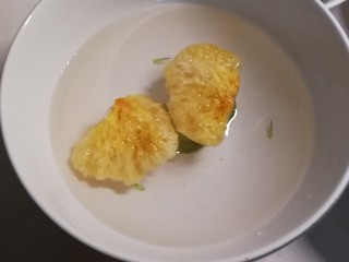 2、黑米红豆粥,银耳用清水浸泡