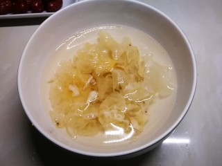 3、黑米红豆粥,泡软之后撕成小朵  干百合也一起浸泡