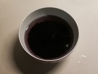 4、黑米红豆粥,黑米类清洗干净用清水泡1个小时