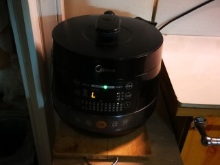 14、黑米红豆粥,打开压力锅煲粥功能键  开始煲粥