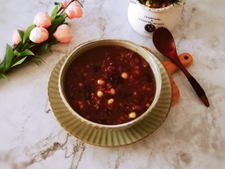 16、黑米红豆粥,盛一碗 加入红糖更美味