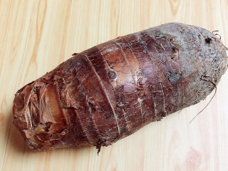 1、香芋奶茶,准备好荔浦芋头。