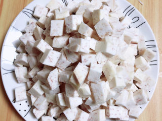 3、香芋奶茶,将芋头切成小块儿待用。