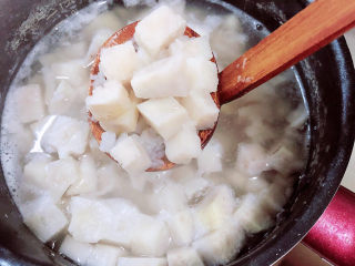 6、香芋奶茶,芋头煮好后，捞出芋头待用。