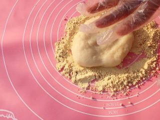 6、超简单驴打滚,糯米团沾上黄豆粉