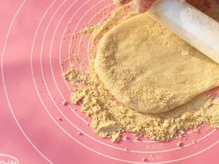 8、超简单驴打滚,擀成长方状