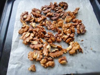 5、枣泥核桃糖,核桃放入烤箱，150度，烤10分钟，取出，晾凉，备用