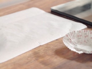 6、枣泥核桃糖,准备一张烘焙纸，铺在桌子上，备用