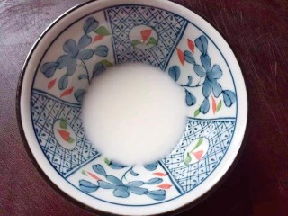 7、枣泥核桃糖,淀粉加水调匀，备用