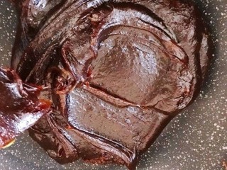 9、枣泥核桃糖,加热至开始冒泡，依次倒入水淀粉和黄油，边倒边搅拌