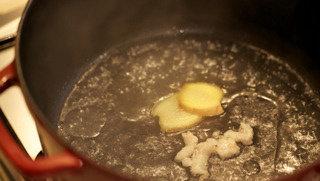 3、猪肉粥,水分渐少时放入姜片同煮蒸发所有水分