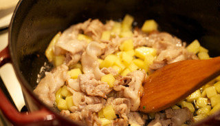 5、猪肉粥,放入土豆丁一同翻炒